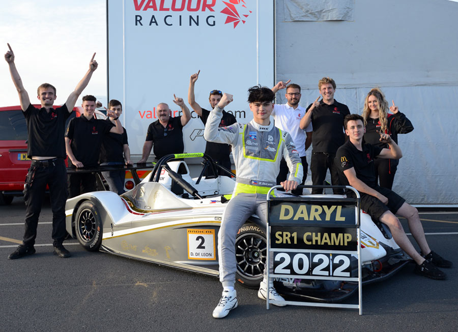 TimeAttackMNL's tweet image. Daryl De Leon Taylor is first Filipino-British @RadicalMSport  SR1 Cup UK champion! 🇵🇭🇬🇧

🔗timeattackmanila.com/motorsports/ra…