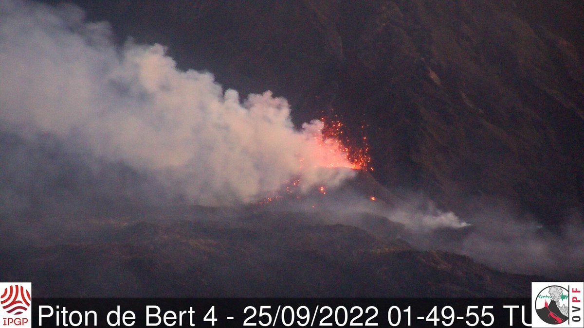 ObsFournaise's tweet photo. 🌋 L'éruption au #PitondelaFournaise se poursuit. Les conditions météorologiques clémentes sur site ont permis d'observer les écoulements en tunnel de lave qui prédominent.
Le communiqué complet de l'OVPF-IPGP du jour ici 👇
https://t.co/nNRJHiPwec https://t.co/kZKCUupw9H