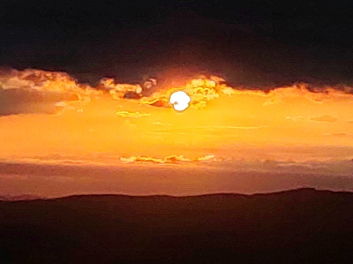 tombatossalator's tweet photo. Nadar en silenci
en sols infinits,
solcar camps de batalla
sense treves ni trinxeres,
ser una onada que esclata
contra les roques en milions d'escumes.
AGP, Trossets.
#BonDia #AltMaestrat #pensaments #testime #brollamots #TantDeBoFossisAquí https://t.co/ttOdniABzM https://t.co/4UscmZlZQ7