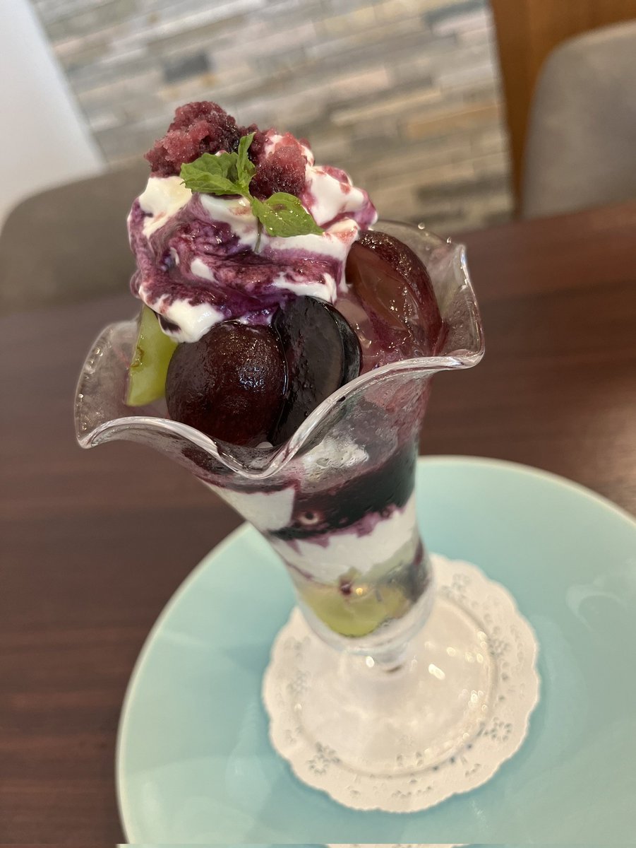 sweetsoclock's tweet photo. 葡萄のパフェ🍇
ジューシーな葡萄がいっぱい詰まった鮮やかなパフェです✨
コーヒーや紅茶がセットになっております👍

#スイーツオクロック
#葡萄のパフェ #カフェ
#相模大野カフェ https://t.co/8NFbPbmoDt