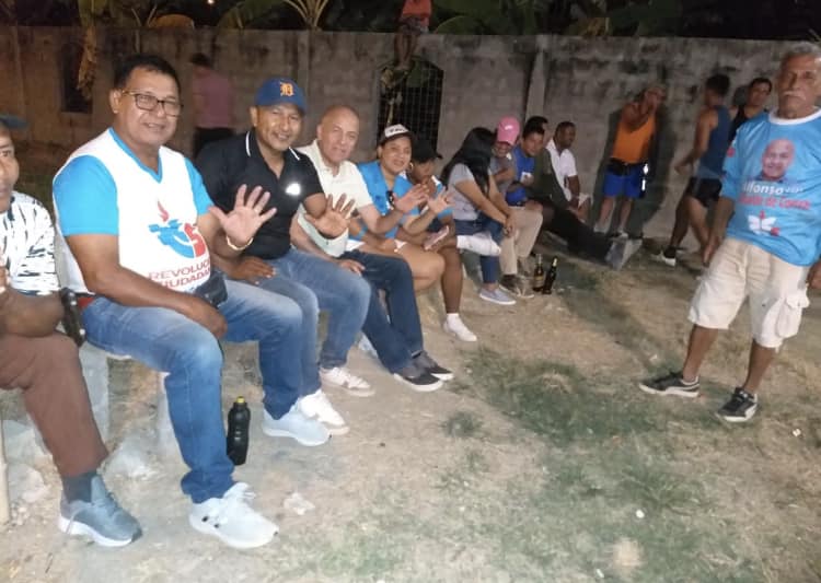 Alfonso2023RC's tweet photo. Club del Pacifico en Tonsupa vivió una noche de alegría deportiva junto a la familia. Voleibol de alto nivel con Estrellas invitadas de Manabí, Santo Domingo, Quinindé y Atacames pasamos una tarde y noche inolvidable. Gracias #TonsupaMereceMejorasYa.
#RevoluciónCiudadanaDeRegreso https://t.co/MmQytLLWOv