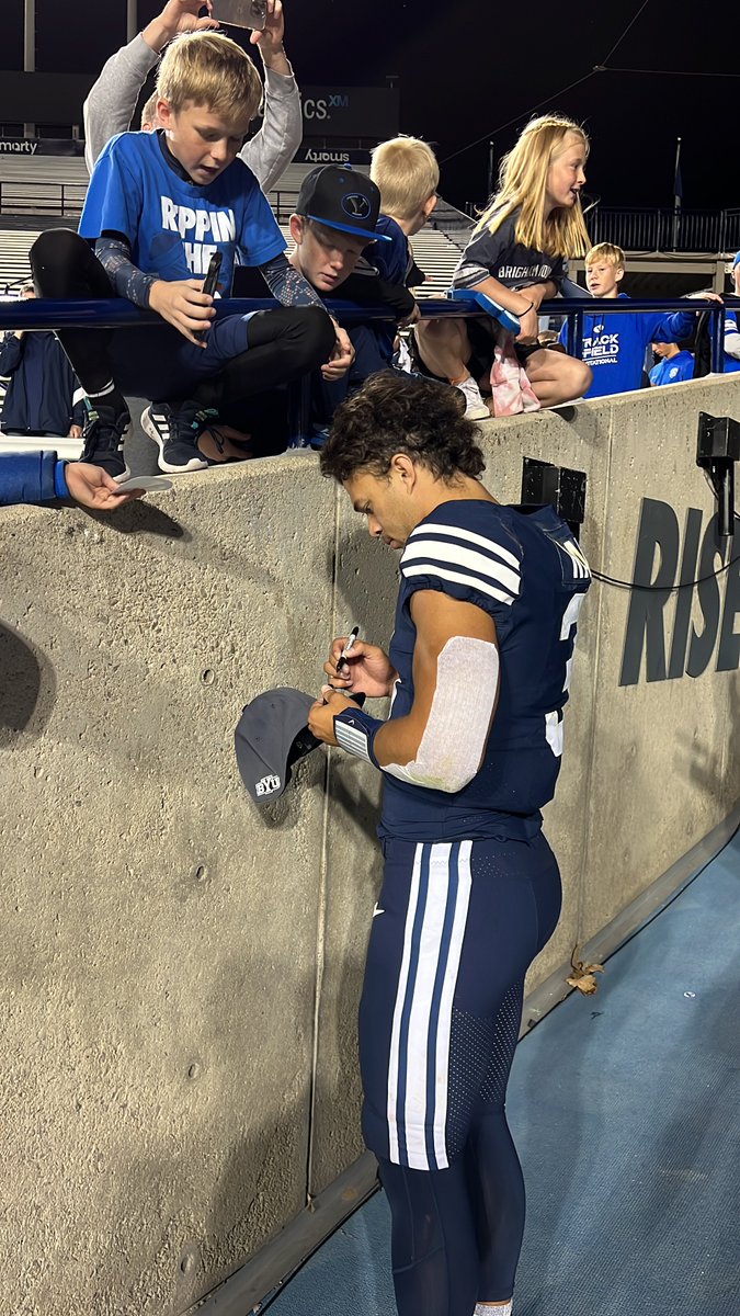 BYUfootball's tweet photo. It’s 12:39 a.m. 

Tonight’s game ended 40+ minutes ago. 

Jaren Hall just left the field. 

Signed every autograph, took every selfie. 

Don’t take him for granted, Cougar Nation. https://t.co/zYLWVtigCZ