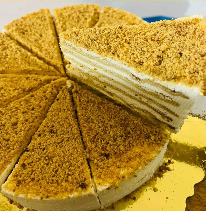 اكلمكم شويه عن ملكة ملوك الكيك😂
ال Honey Cake😍

هي عباره عن 7 طبقات من بسكويت العسل المعمول بكل الحب🥰
بين كل طبقة والتانيه كريمة لذيذه وخفيفه حتقع ف غرامها من اول قرمة😌
ومغطى ببسكويت العسل المسحون من فووق👌
جربوها وم حتخلوها..

#Poco_loco
 موقعنا : 
    الطائف امتداد النخيل