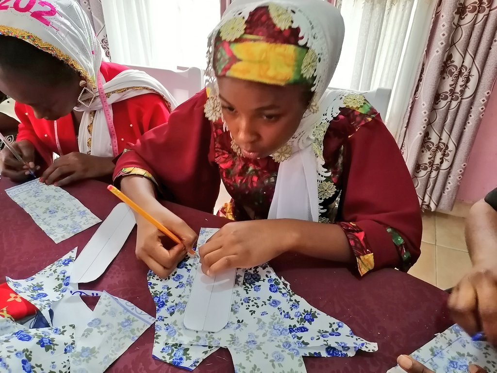 NgwayiMarcel's tweet photo. As an activity under the Menstrual Hygiene Management project from @UN_Women, implemented by @Center4advocac1 with @ebase_africa as partner, I assisted in facilitating the training of 20 community girls/Students on how to produce reusable pads.
#BleedAndStudy
#GirlsAttain https://t.co/4Y95gEA3ht