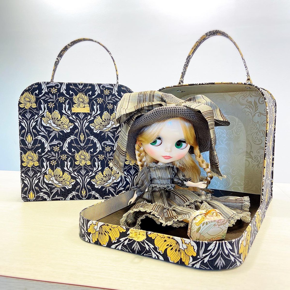 ShopLimeLife's tweet photo. 自由が丘にあるワークショップサロンLIME LIFEです。来月1日から、オーナーの作品と今後のワークショップやレッスンを紹介する個展を開催します。
多くの方にご覧いただけたら嬉しいです。
#ブライスとお出かけ #カルトナージュ #スーツケースドールハウス #個展のお知らせ #創の実自由が丘 https://t.co/QGxvI2TWo6