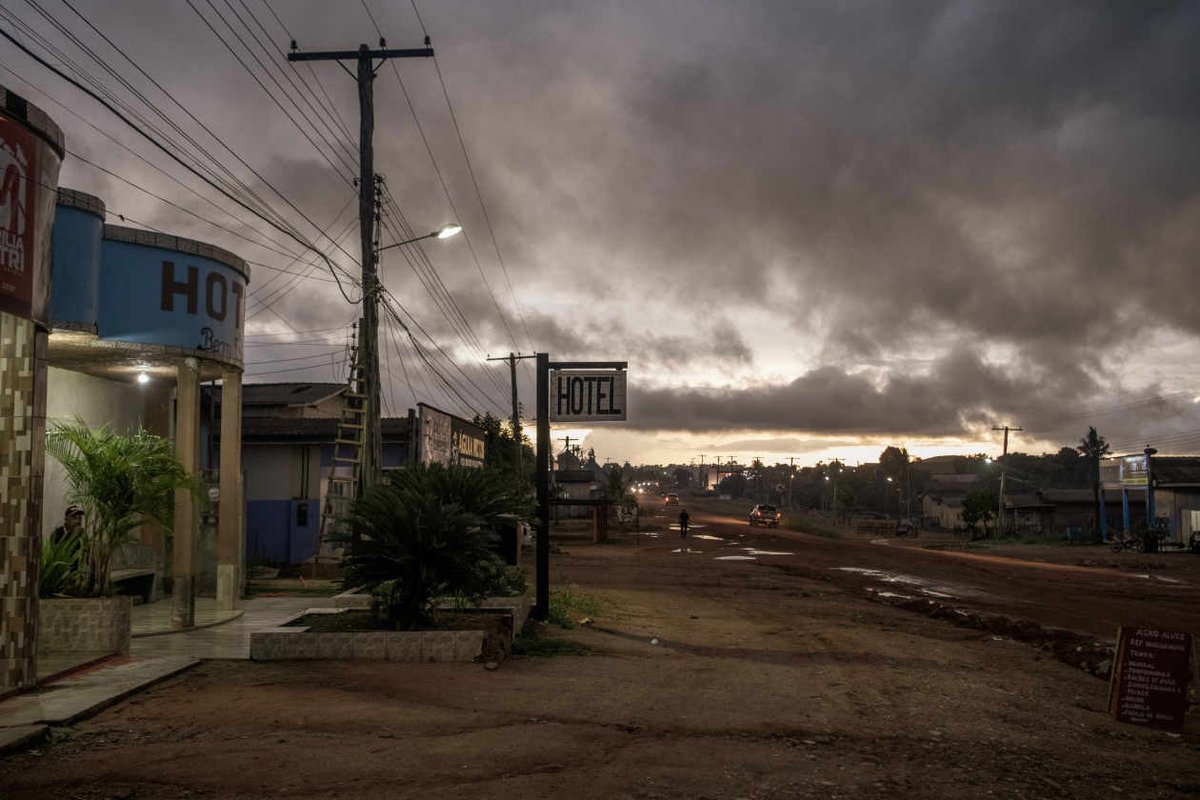 SbastienLebret8's tweet photo. "Après plusieurs heures de route, voici Santo Antonio de Matupi, cinquième arrêt du voyage."
#BrunoMeyerfeld texte
#TommasoProtti photo
Reportage Le Monde au cœur de l'#Amazonie le long de la #Transamazonienne https://t.co/KDoU50rH3e