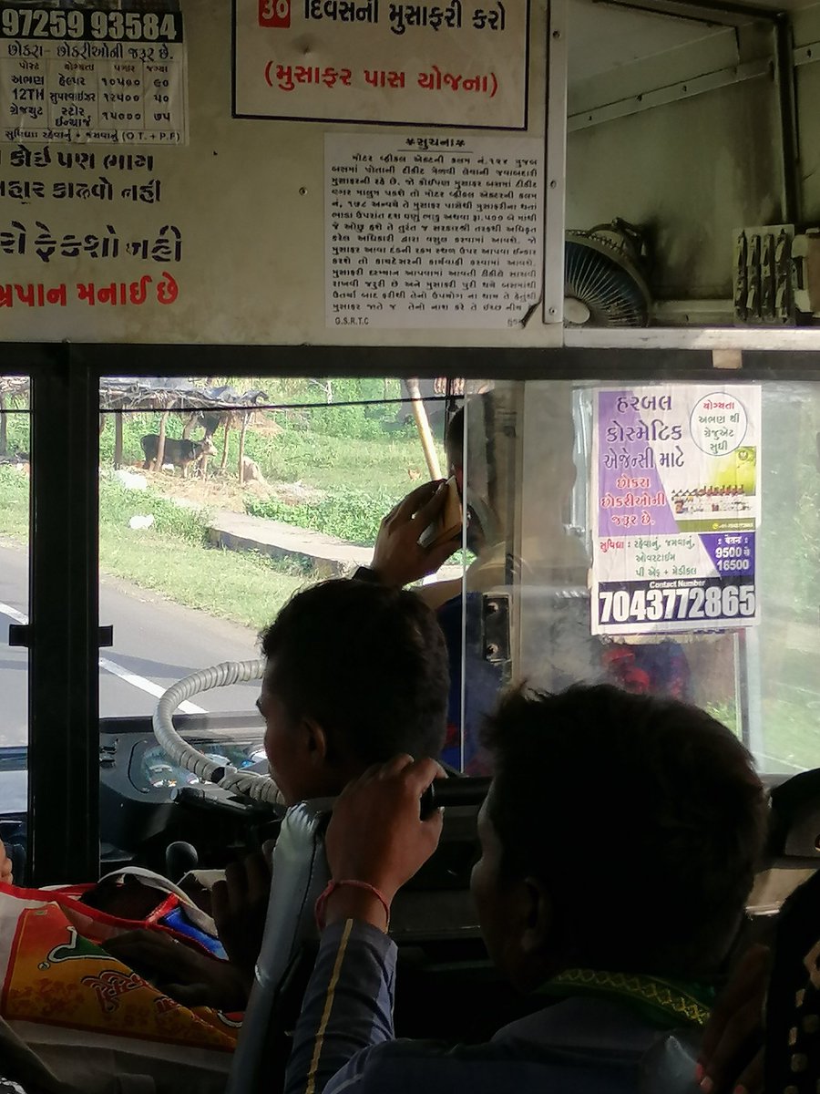 hasnain_cyc's tweet photo. @OfficialGsrtc @GSRTC_Gujarat @GmGsrtc 
દાહોદ થી પાટણ ગુજરાત એસટી બસ (8:30am)
મુસાફરો ના જાન ની ફિકર કર્યા વગર બસ ડ્રાઇવર દાહોદ થી લીમડી સુધી ફોન પર વ્યસ્ત હતા. આવા ડ્રાઇવર પર ગુજરાત એસટી કોઈ એક્શન લેશે...?? https://t.co/FcKVKw5eWm