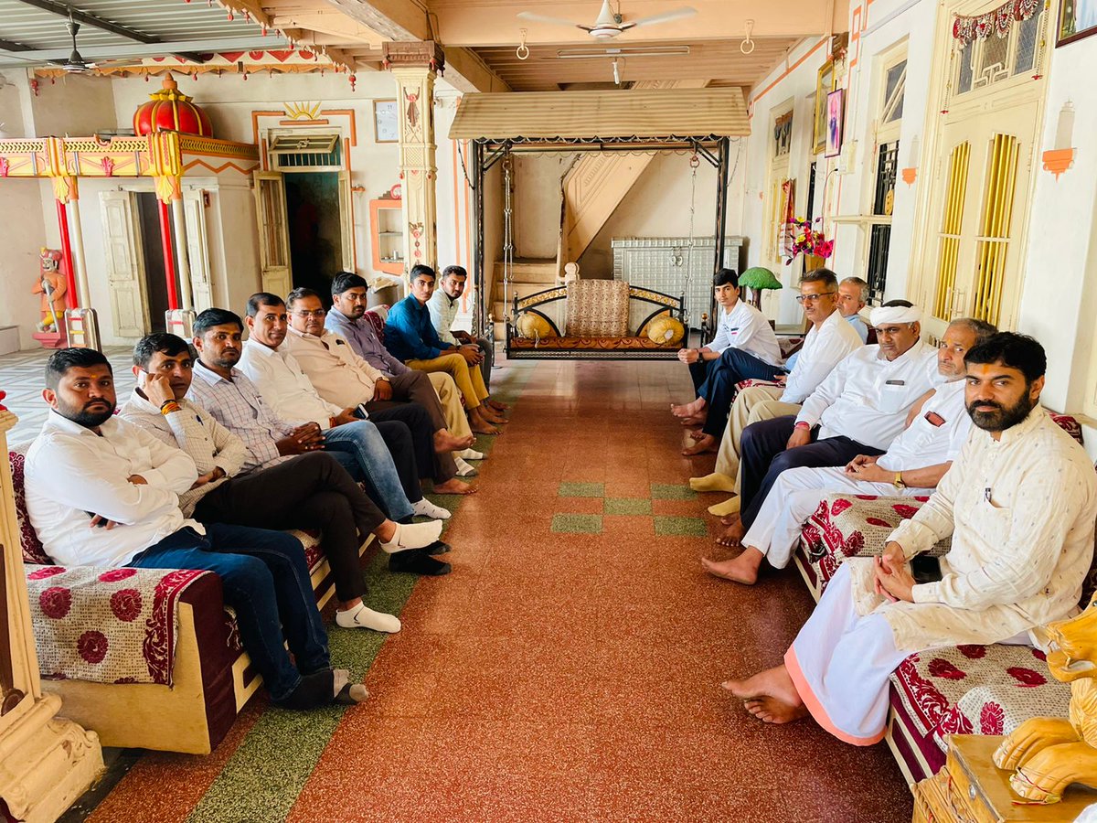 vasna08's tweet photo. आज रतन जी देवासी @RatanDevasiINC  जन्मदिन के उपलक्ष  #अहमदाबाद वड़वाला मन्दिर में जाकर पूजा अर्चना करके दीर्घआयु  अच्छे स्वास्थ्य  की कामना की  गौ सेवा संकल्प दिवस के रूप मे गाय माता को गुड़ एव चारा देकर जन्मदिन  मनाया गया@RahulGandhi  @ashokgehlot51 @priyankagandhi @SachinPilot https://t.co/pEdPCFGQzV