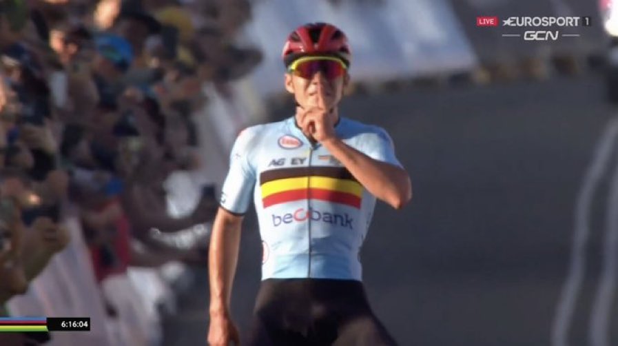 Sympathiek. Dwingend gebaar richting alle 13 en 14-jarige hotelgasten