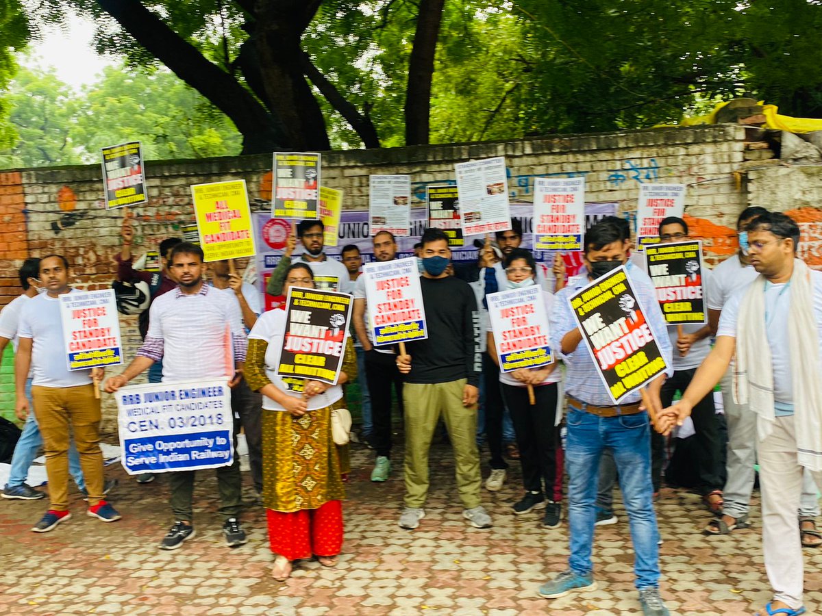 Chakres_Kumar's tweet photo. @AmitShahOffice @narendramodi @abhisar_sharma @ravishndtv @manojkjhadu @JaskaurBJP @KumariDiya @RadhamohanBJP @DrAmarSinghINC @ombirlakota @aajtak @ZeeNews @AshwiniVaishnaw @RailMinIndia @GMNCR1 @DyCPO_HQ_NCR साहब हम RRB JE CEN 03/2018 वेटिंग छात्रों के मन की बात सुन लो 3 बर्ष मेडिकल फिट होकर घर बैठे है
🙏🙏 https://t.co/fY1vZhdnbo