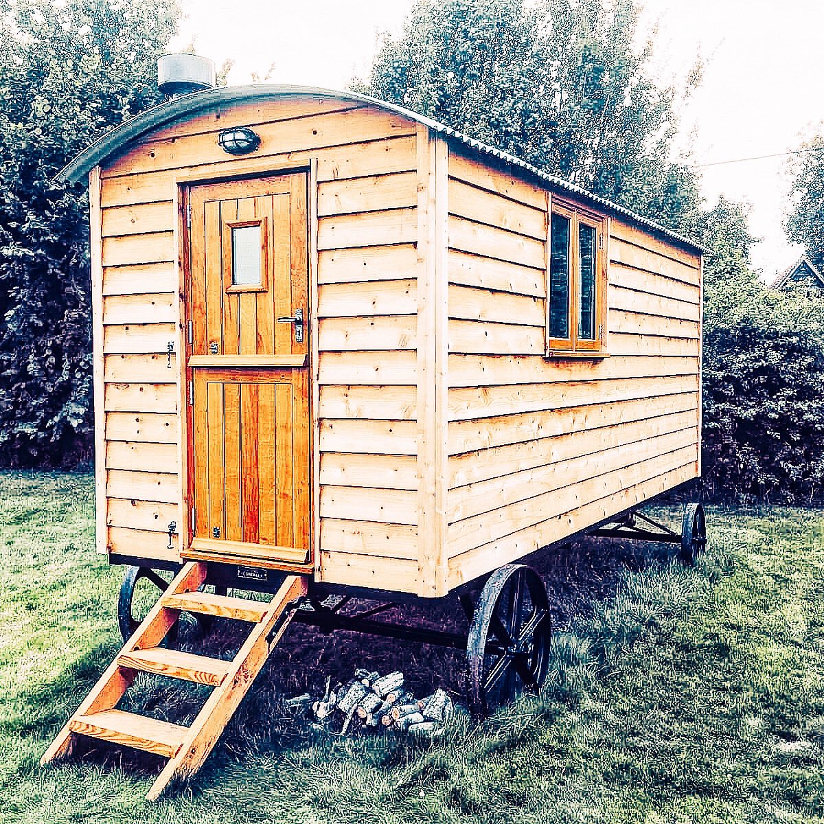 dorset_hutmaker's tweet photo. A cedar clad classic featuring a simple single door👌🏼

This hut always makes us want to book in a little autumn getaway somewhere. After a pretty hectic summer a cosy, quiet &amp; chilled escape would certainly go down a treat 😁

Have a fab Sunday guys 👍🏼 https://t.co/uwxT4ICGa8