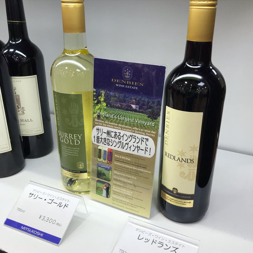 KatieWo82209727's tweet photo. Got no tea or scone, but a bottle of #surreygold of #denbieswineestate where I’ve been longing to visit ???.#nihonbashimitsukoshi #mitsukoshibritishparty #mitsukoshibritishfair #britishtime #whitewine #wine #wineestate #england #vineyard #surrey #winestagram https://t.co/7kWPCeB0fn