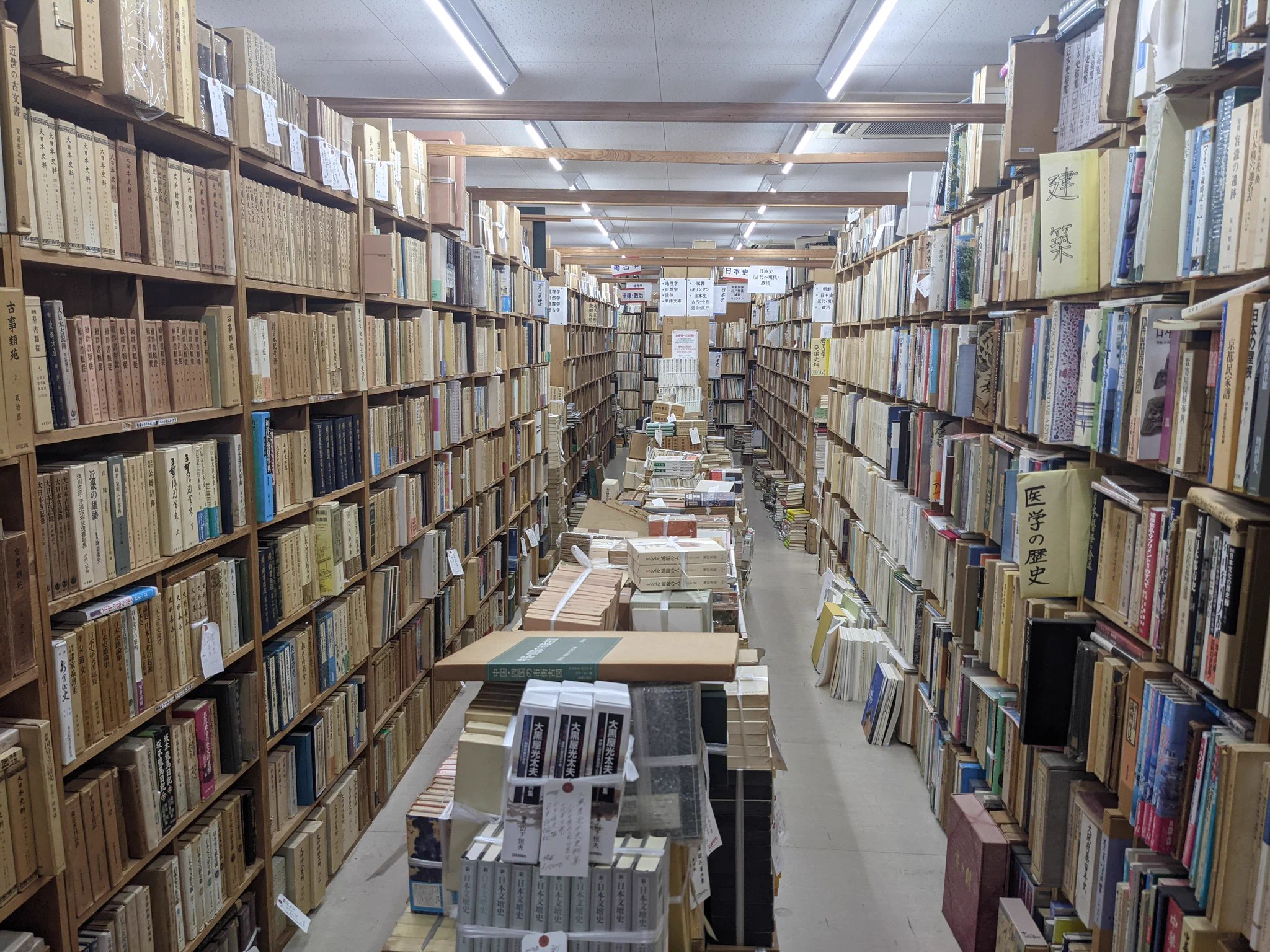 日本最大の古書店？！岡山市にある「万歩書店」！