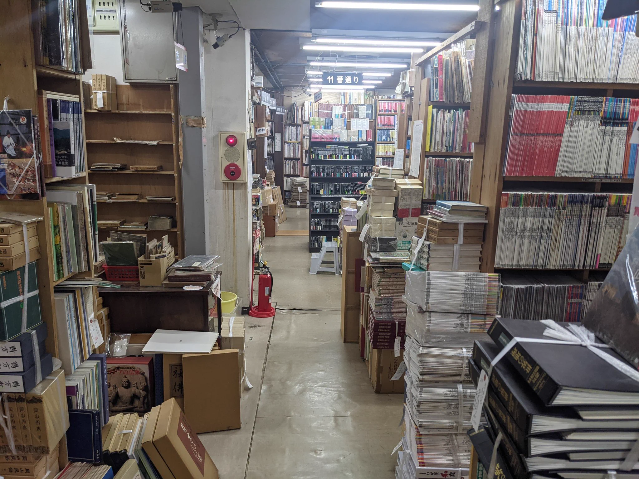 日本最大の古書店？！岡山市にある「万歩書店」！