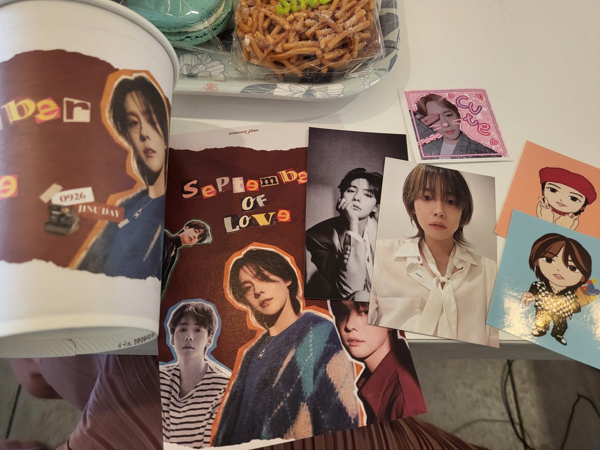 todeoli's tweet photo. #9월의_진우_생일축하해
#September_of_jinu
지누닮은 귀요미 강아지가 맞아준 꽃뜨루 카페
똥손이라 뽑기는 꽝이었지만 이쁜 생카 감사합니당 https://t.co/DqYmioMmkJ