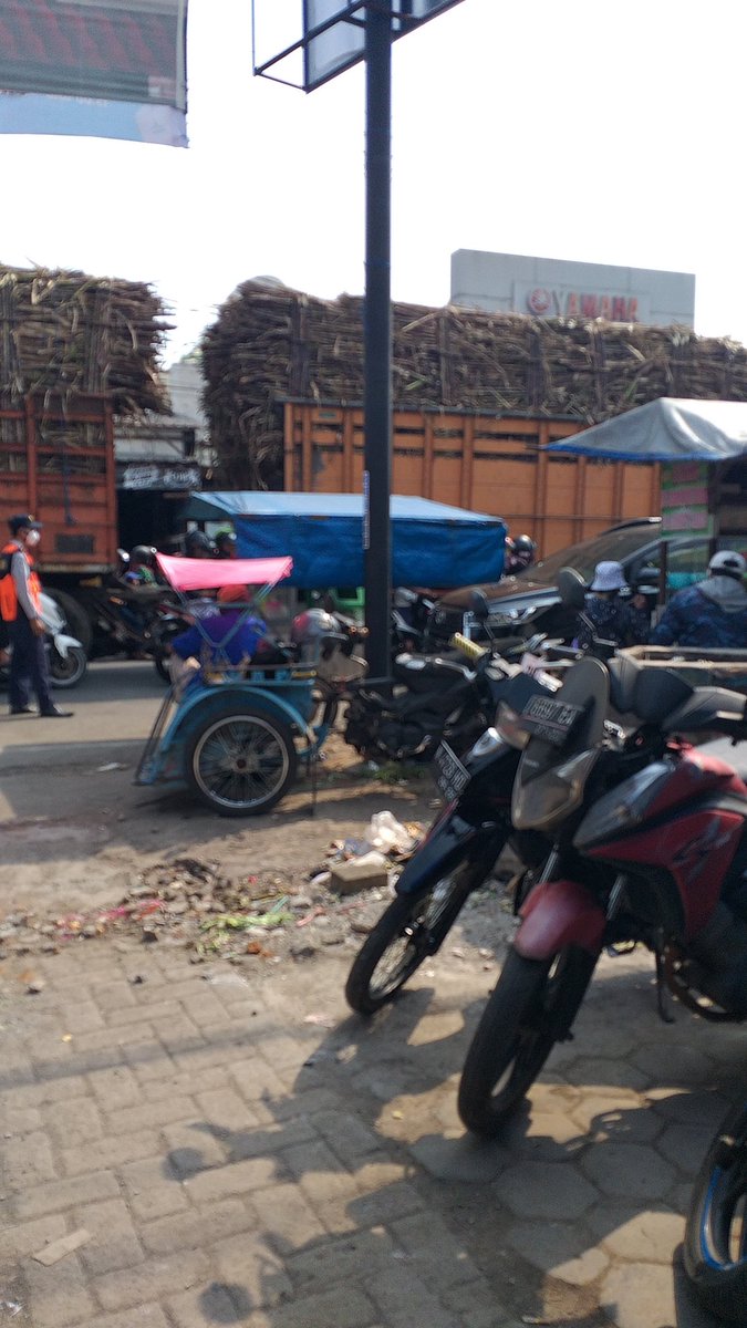 lu2knur's tweet photo. @lnfomalang  bagi yang mau ke arah tumpang atau jabung atau arah sebaliknya jngan lewat jl raya pakis macet karena ada karnaval pakiskembar https://t.co/TUOWYy5Rgj