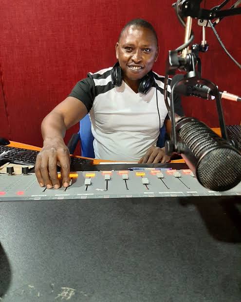 MbaituFM's tweet photo. Ninaukethya mwithukiisya, karibu nthini wa #UtumowaNthyumuo winakwa DJ Wingala, vaa twisunga Rhumba na Lingala.

Withukiisye Mbaitu wiva?
SMS 22925
#UtumowaNthyumuo https://t.co/KgOdv0lSpH
