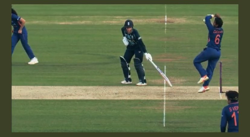 JWpants's tweet photo. @kent_hodder @AfterGrogBlog @danbrettig All for unfair advantages getting the mankad, but she would have been in the crease on release if she actually bowled it. https://t.co/6mZdCUTbPi