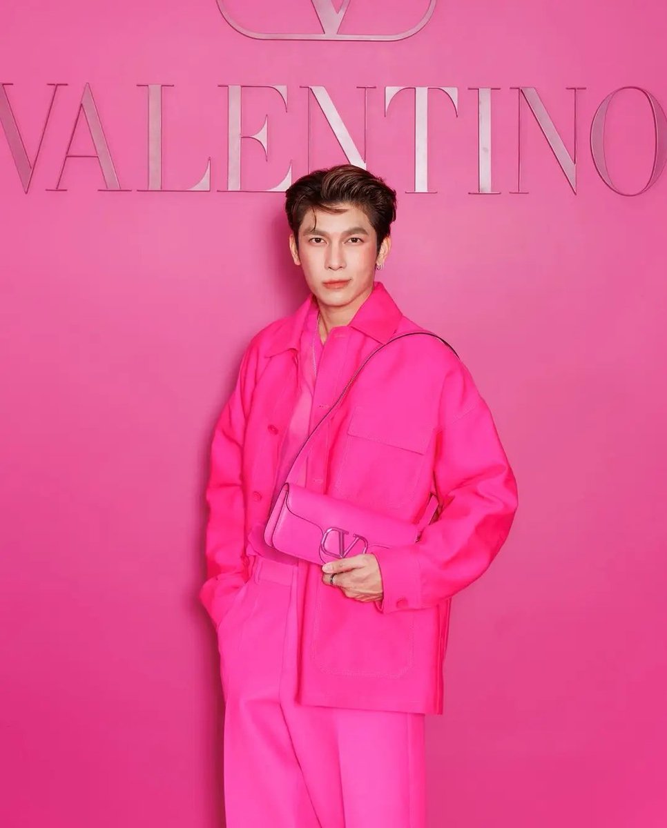 MewSuppasitFCIT's tweet photo. Nuovo post su IG di #helloth_official  e su FB Hello!Thailand 

Link⬇️
🔗https://t.co/rxDJiM5UbV…
🔗https://t.co/l7uUihP75C…

#MewSuppasit 
#mewlions @MSuppasit
#MewSuppasitStudio #ValentinoPinkPPCollection #ForeverLove
#ITAMEW https://t.co/uJwBORJ7ws