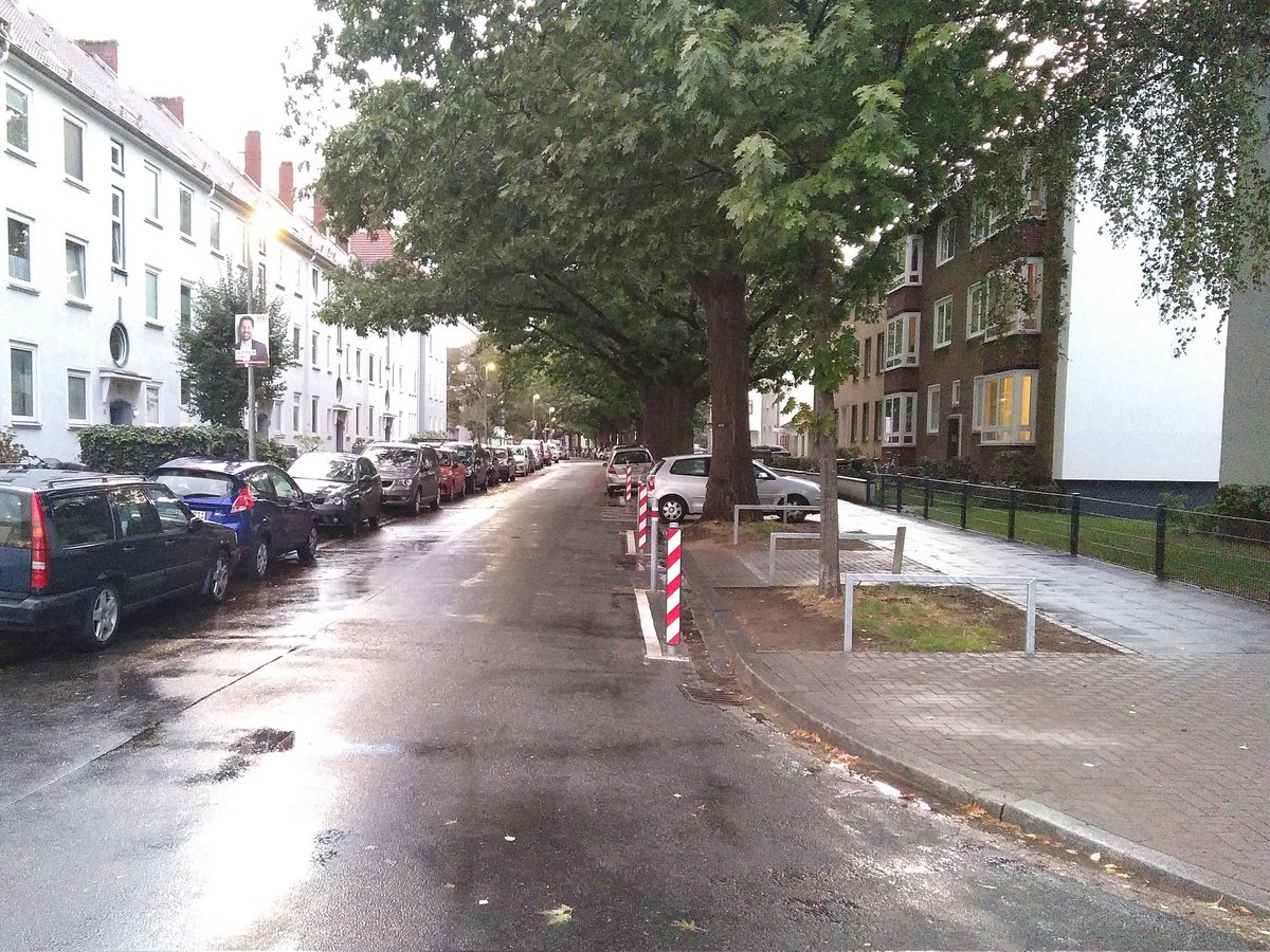 RadChrille's tweet photo. Das ist neu in #Hannover. Die #Poller sollen wohl die Bäume schützen. Ich bin gespannt wie sich das in Zukunft hier verhält. https://t.co/tO1WL8xVyd