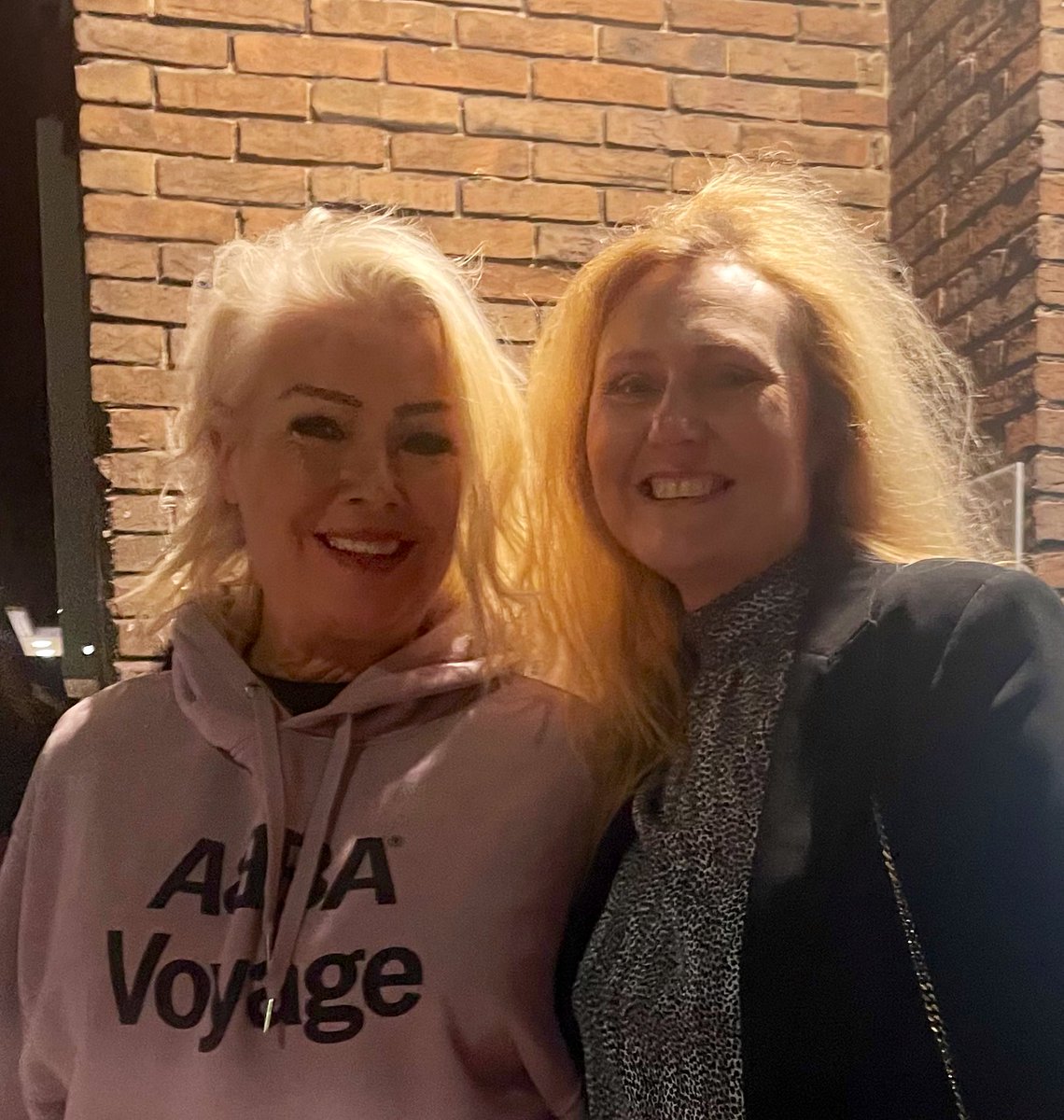jonsku74's tweet photo. Thank you @kimwilde for an amazing concert last night. And thank you for the chance to meet you after the concert too, you made my birthday ❤️🎼🎵 https://t.co/r7xaHvU8aL