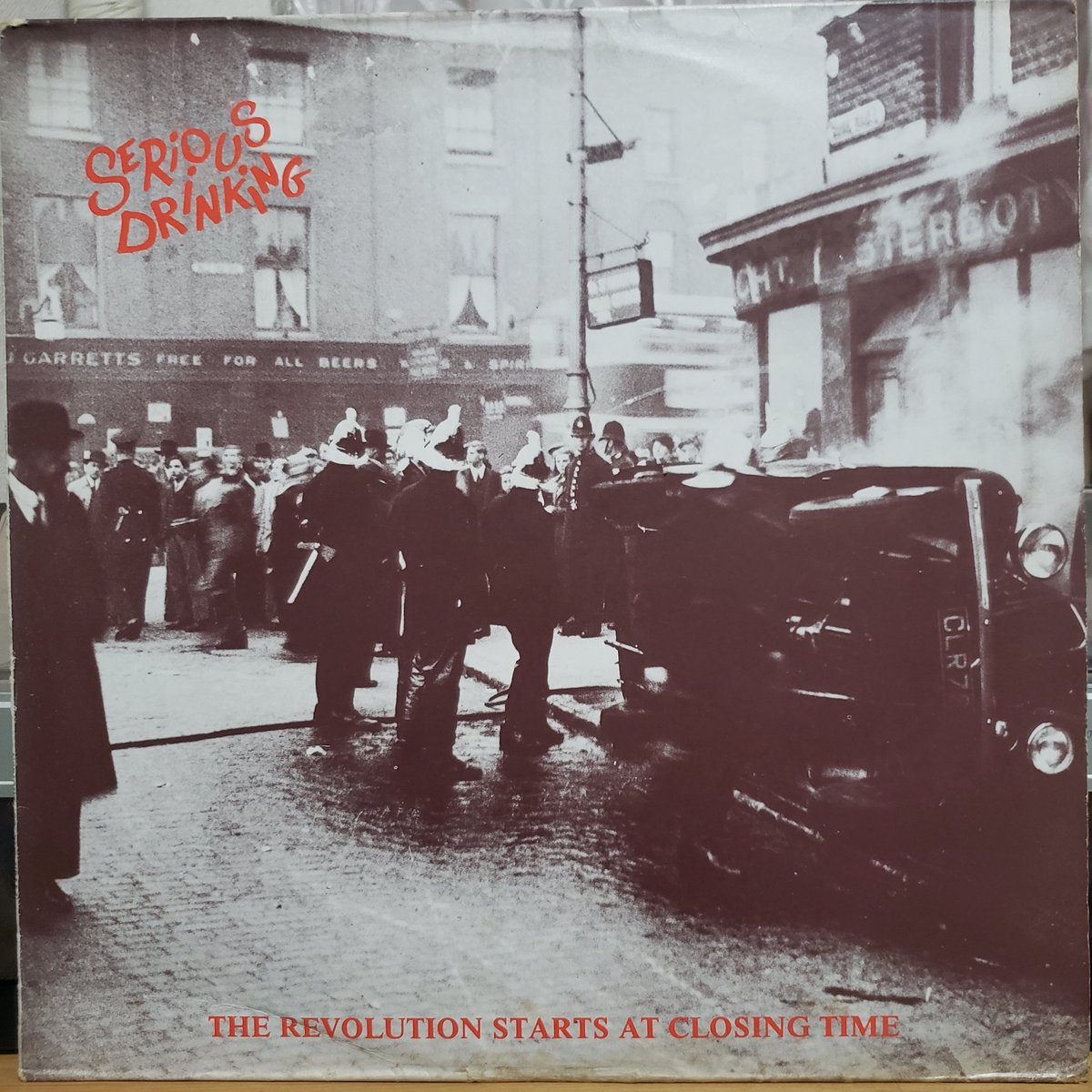 yanchiramo's tweet photo. SERIOUS DRINKING / THE REVOLUTION STARTS AT CLOSING TIME
1983年　UPRIGHT Records　UP LP 3
UK　Original
知らなかったぁ
当時の情報源は｢DOLL｣が全てだったので、私が見落としてたのか｢DOLL｣が見落としていたのか･･･
こんなカッコいいレコードが1983年に出てたんだね
#seriousdrinking https://t.co/Rmd6Bk00e3