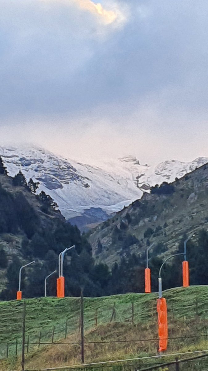 Deivids71's tweet photo. Enfarinada a 2.500m a #valldenuria mínima de 3°C #meteo #meteocat #ripolles https://t.co/uPMQ9SBP8d