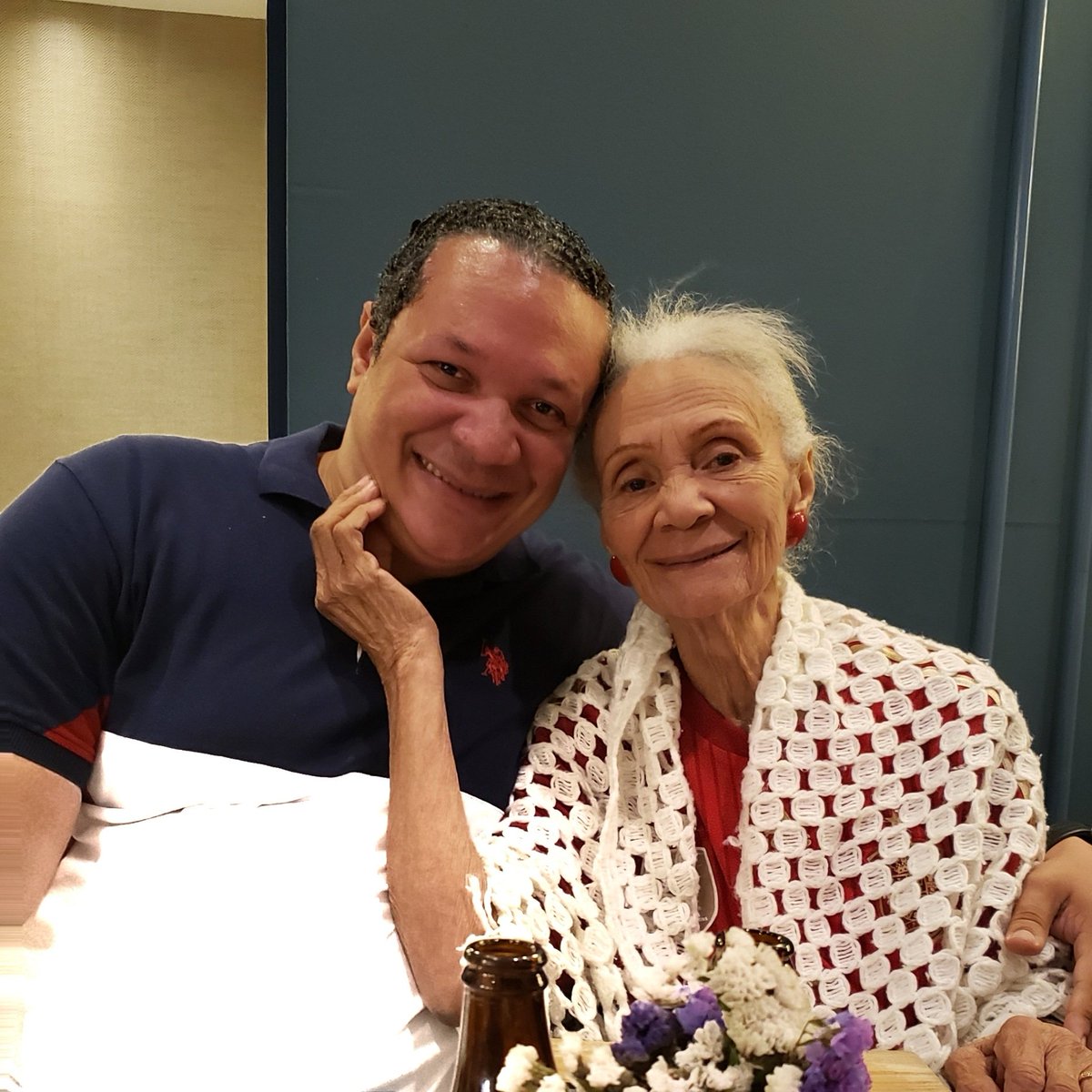 DonCiriloGuzman's tweet photo. Atenciรณn a todas mis enamoradas, fans, y a las que me dejan notas de que mis poesรญas las ponen a vibrar; me conseguรญ esta linda vieja; que se confiensa amarme desde antes de yo nacer, y que no ha de ser celosa con ustedes. La รบnica persona que me dice mi nombre completo. #MiMay https://t.co/43QEkqpcVN