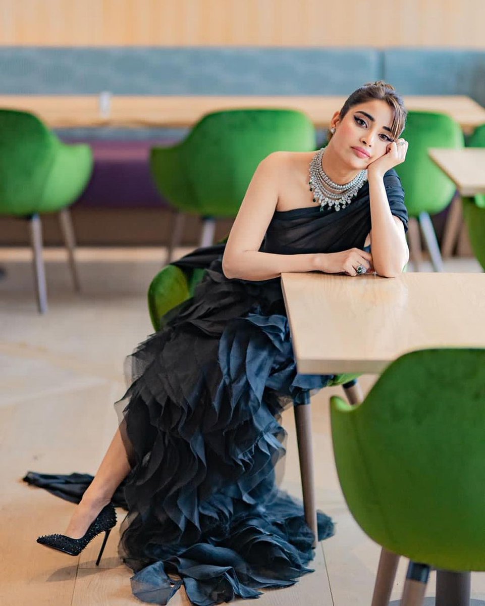 thestyleforward's tweet photo. #SaboorAly in this beautiful black @SaniaMaskatiya 👗 at the #humawards 
#StyleforwardPicks 💯 https://t.co/9dHyhFa0lC