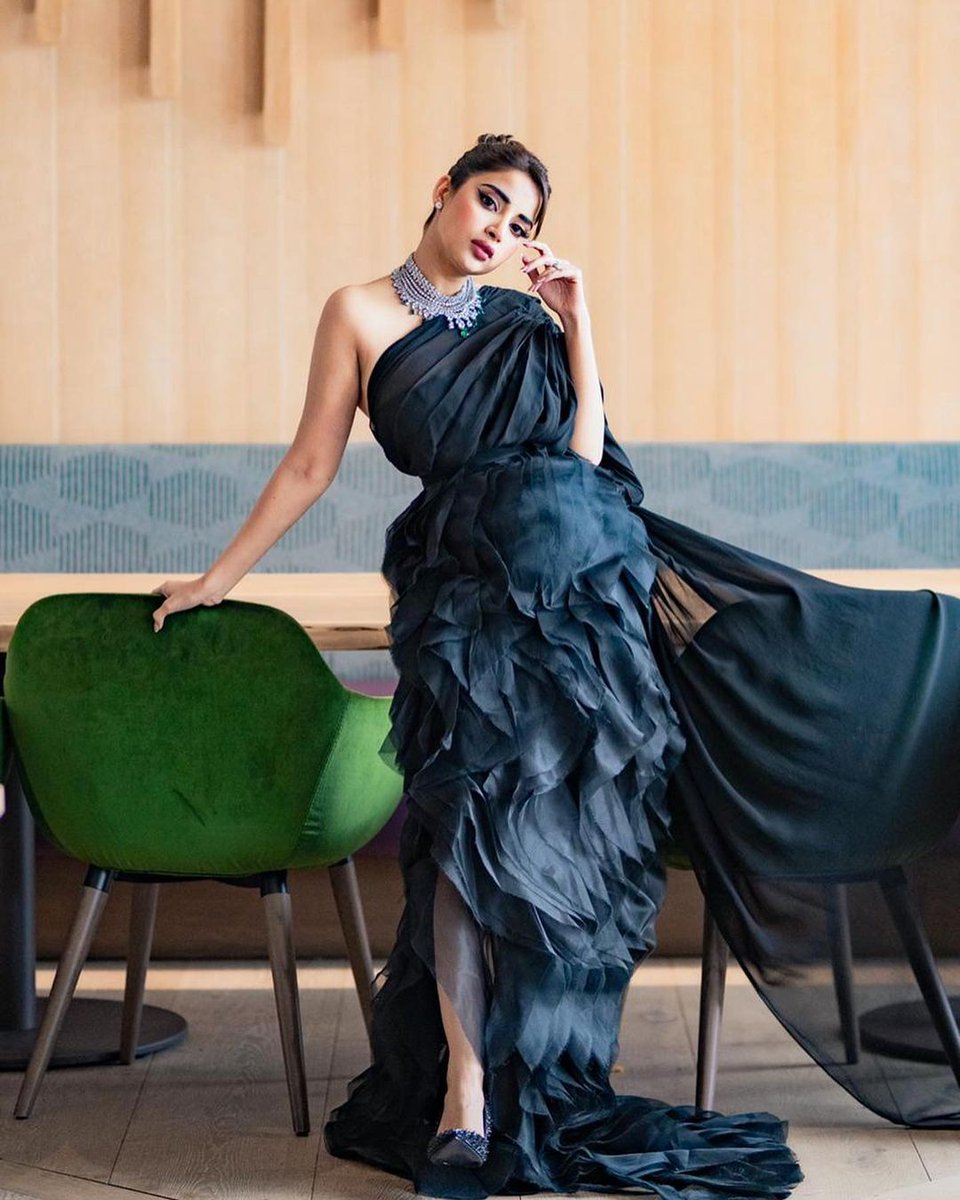 thestyleforward's tweet photo. #SaboorAly in this beautiful black @SaniaMaskatiya 👗 at the #humawards 
#StyleforwardPicks 💯 https://t.co/9dHyhFa0lC