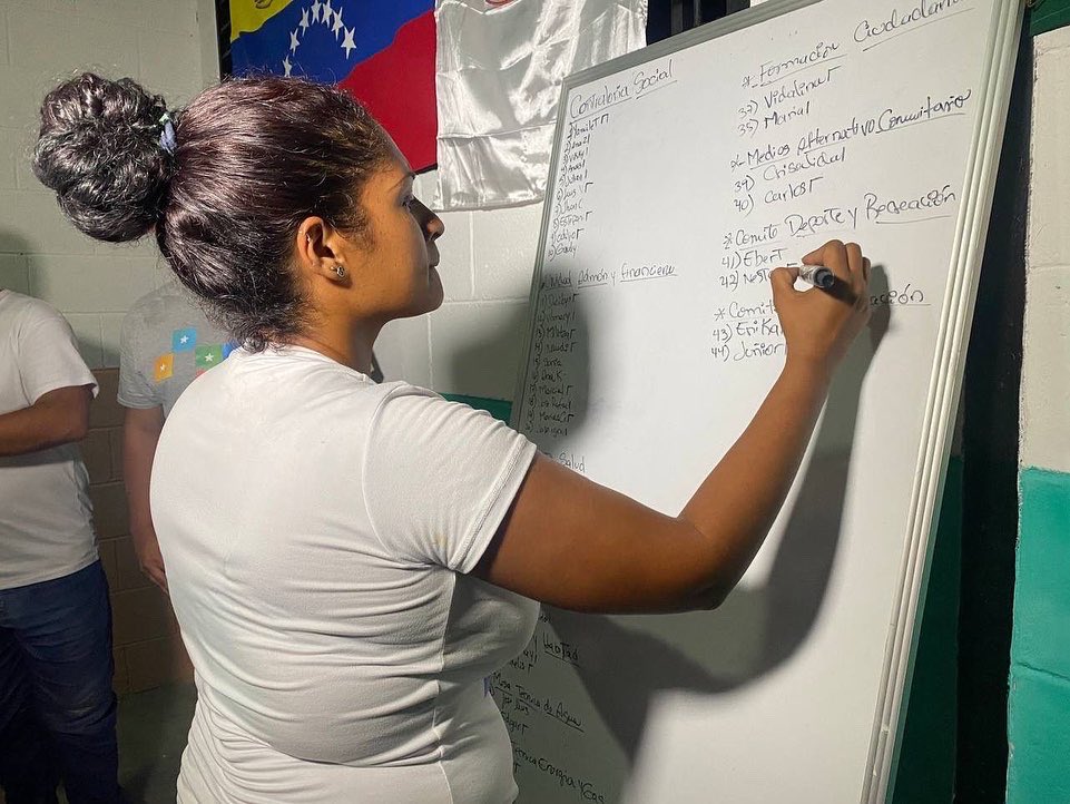 #24Sep El equipo del <a href="/gobiernodelara/">gobiernodelara</a> acompañó al Vcpte de Social, <a href="/MervinMaldonad0/">Mervin Maldonado</a>, al Alcalde <a href="/derbyalcalde/">Derby Guedez - Alcalde</a> y al poder popular en el proceso de renovación de vocerías del Consejo Comunal Coco e Mono Centro en el municipio Palavecino.