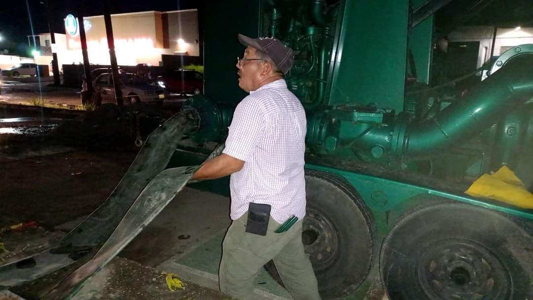 GOBIERNO DE MACUSPANA INSTALA BOMBA DE SUCCIÓN PARA ELIMINAR ENCHARCAMIENTOS EN EL CORREDOR COMERCIAL DE LA CALLE REFORMA.

En el marco de las acciones coordinadas que lleva a cabo el Consejo Municipal de Protección Civil, que preside el alcalde <a href="/juliogutierrezb/">Julio Gutiérrez Bocanegra</a>