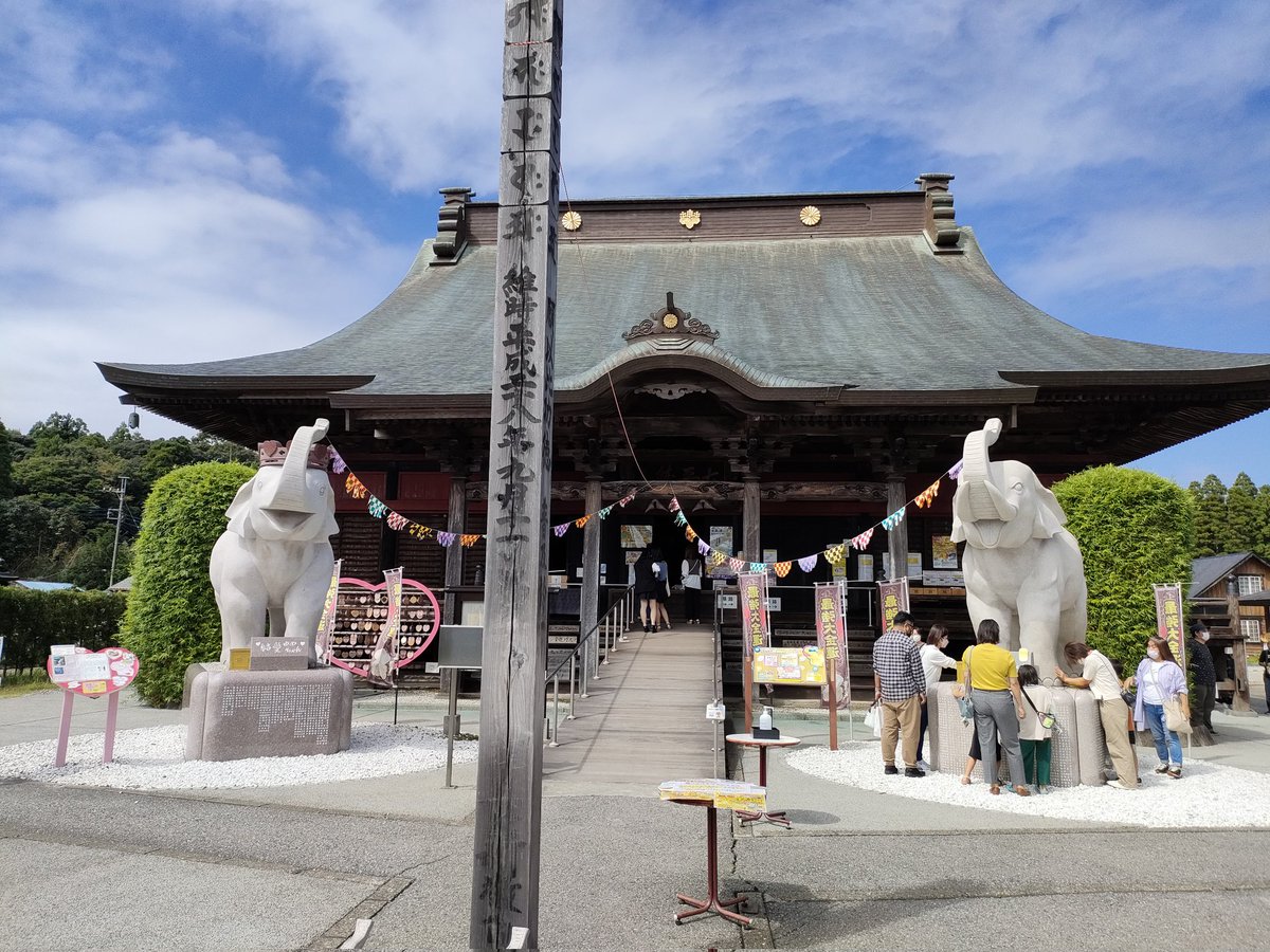 Nisepicachu1's tweet photo. 変な��前のお寺が気になってよってみたが、宝くじ当選祈願とか何やら俗世煩悩丸出しのお寺だった。冗談半分ではなく、１等当選しただれそれがお礼参りに来たとか坊さんが説法しててガチだった苦笑 https://t.co/wtxcN4mjOz