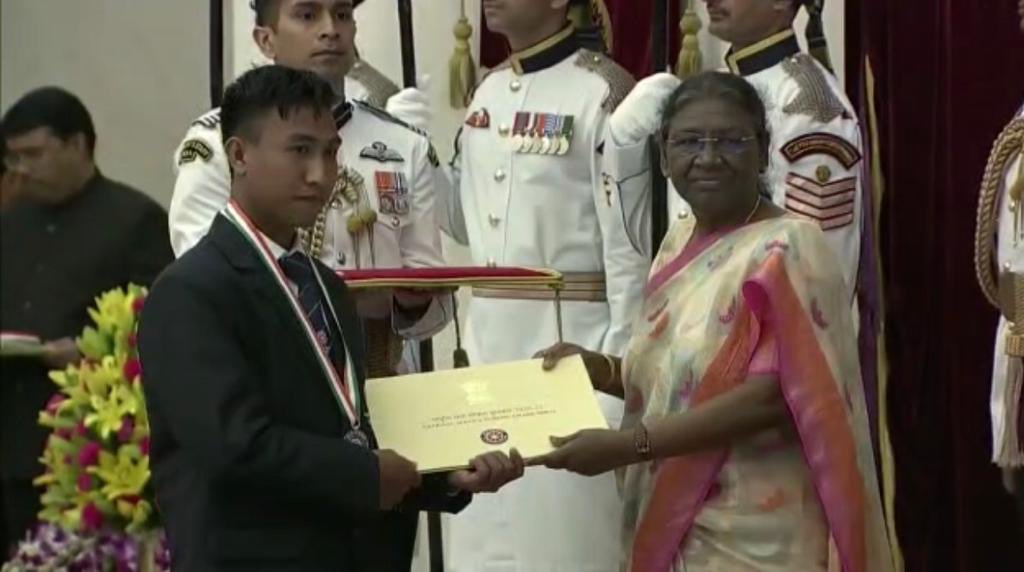 sno_nss's tweet photo. Shri PEHEUTINGYIBE HERIE, NSS volunteer, Nagaland revieved NSS award on 24th September(NSS Day)from Hon’ble President of India at Rashtrapati Bhavan, New Delhi. https://t.co/s2A4gf6Sru