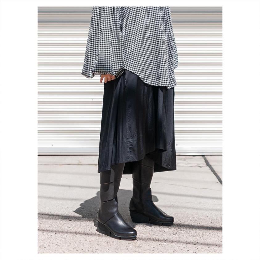 trippen_japan's tweet photo. 「Curious」
New Splitt Collection
black-waw
women
ユニークな曲線のスリットが特徴的なロングブーツ。動いている時はスリットが顔を出し、動いていない時は無地に見えます。
#trippen
#trippenshoes
#トリッペン
#CURIOUS
#splitt
#ロングブーツ
#curious
#madeingermany https://t.co/iPLL7zmSoi