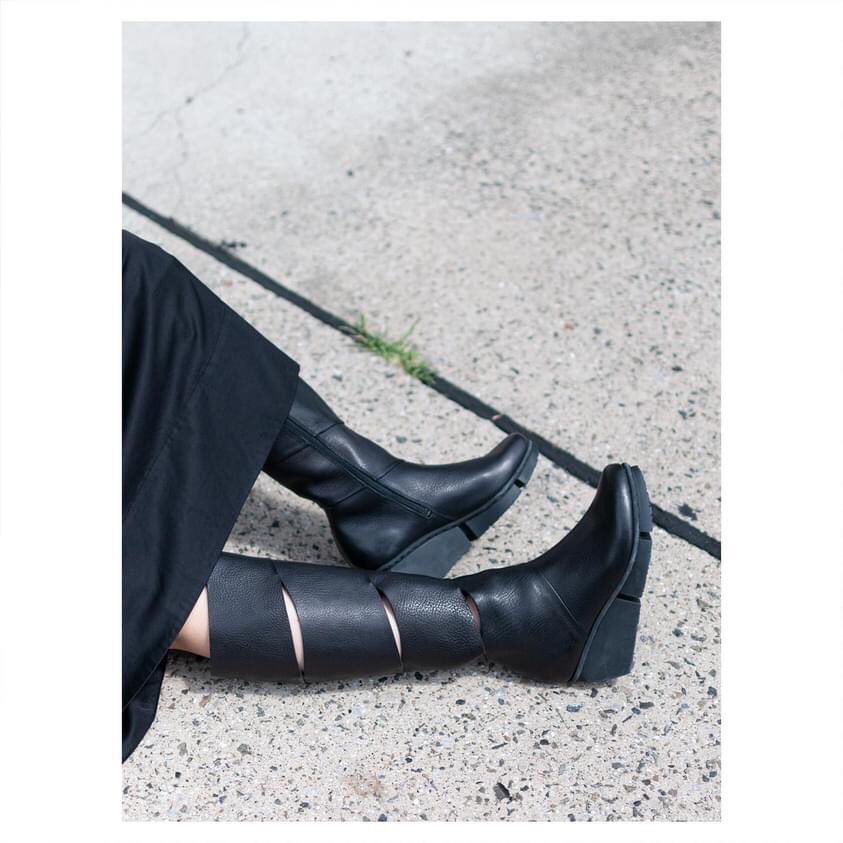 trippen_japan's tweet photo. 「Curious」
New Splitt Collection
black-waw
women
ユニークな曲線のスリットが特徴的なロングブーツ。動いている時はスリットが顔を出し、動いていない時は無地に見えます。
#trippen
#trippenshoes
#トリッペン
#CURIOUS
#splitt
#ロングブーツ
#curious
#madeingermany https://t.co/iPLL7zmSoi