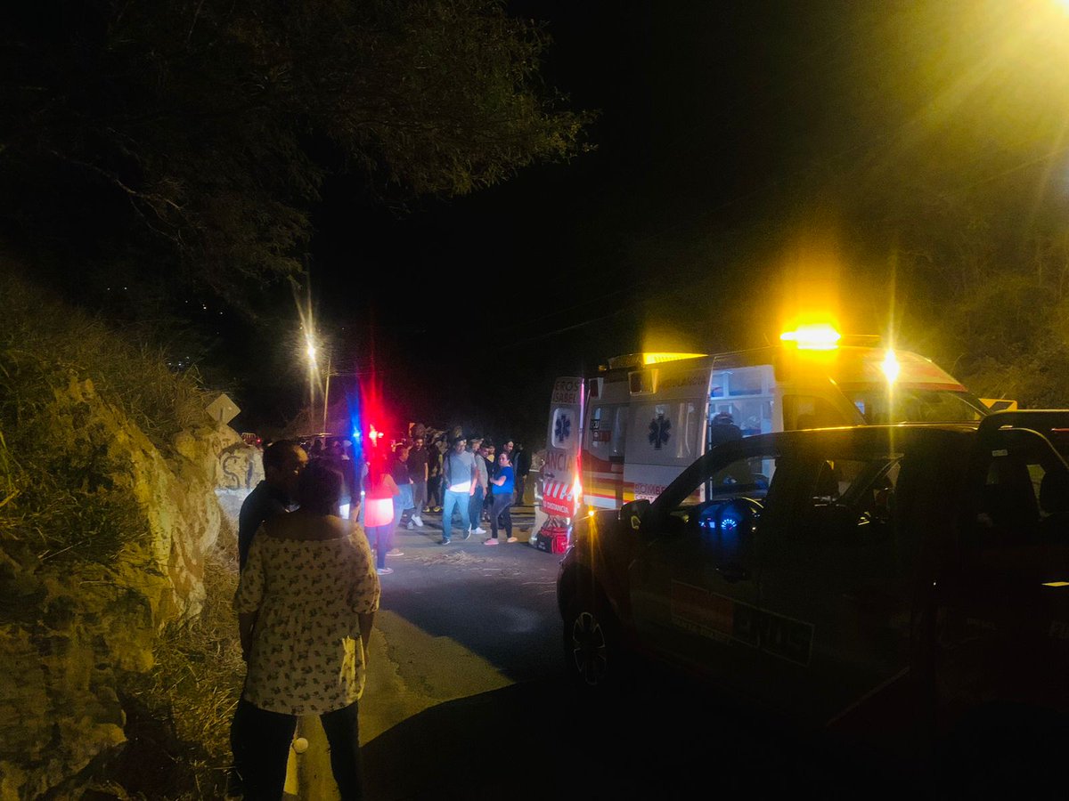 Sanchezmendieta's tweet photo. Esta noche se registró un accidente de tránsito en la vía #Cuenca - Girón - Pasaje, en el sector de Patapata, en #StaIsabel. Fotos: cortesía https://t.co/BxQ1Rz55sl