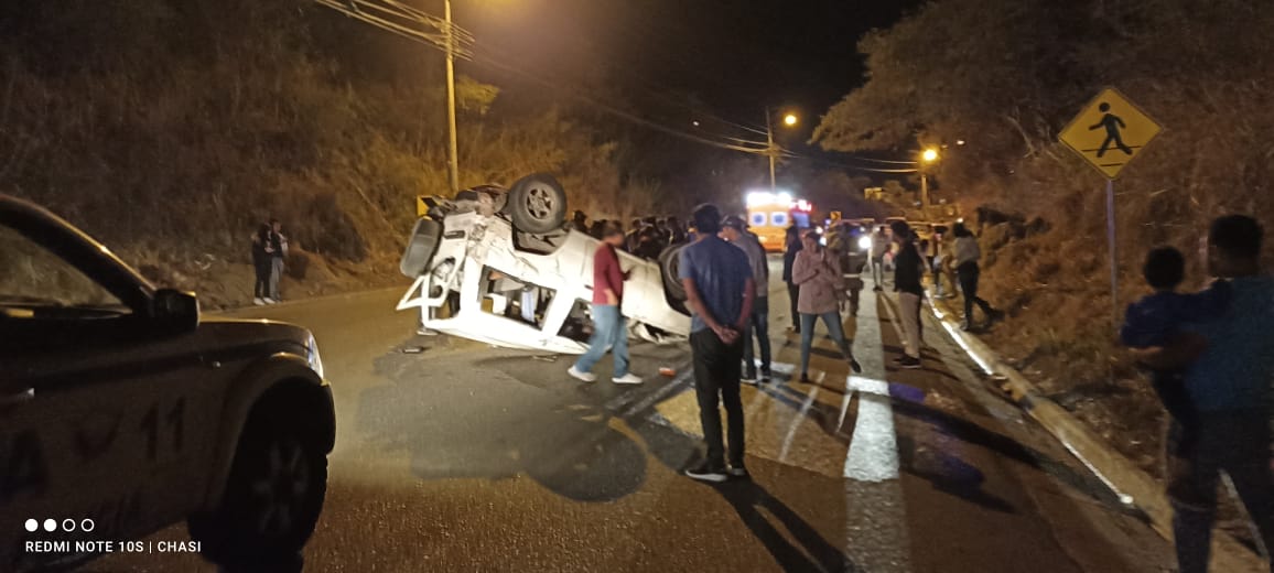 Sanchezmendieta's tweet photo. Esta noche se registró un accidente de tránsito en la vía #Cuenca - Girón - Pasaje, en el sector de Patapata, en #StaIsabel. Fotos: cortesía https://t.co/BxQ1Rz55sl