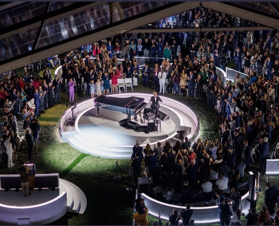 CRainns's tweet photo. It's like Where's Waldo, but with @GarcelleB! Can you spot Garcelle at the @eltonofficial @WhiteHouse concert? I can! #RHOBH https://t.co/4nLO4y4LG9