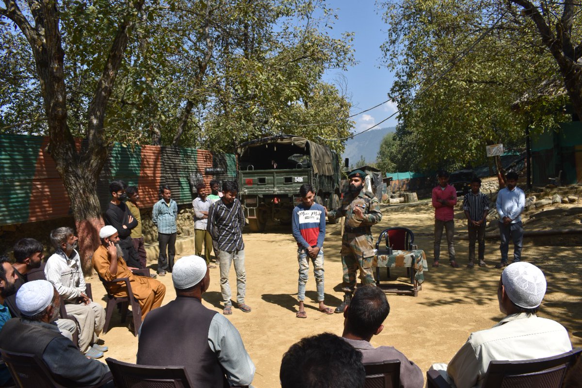 Raziya_Lolabi's tweet photo. Interaction with Sarpanches and Ward Members at Tekipora.
#HumSayaHaiHum
#JawanAurAwam
#ProsperousKashmir
#PatriotsOfKashmir
#RepublicansOfIndia
#IndianArmy https://t.co/0k2hpXRQ8Q