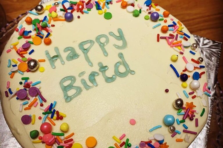 E4SYL0VER's tweet photo. ‍ ‍
〝 Me he quedado sin glaseado a lo último, pero la intención es lo que cuenta. Feliz cumpleaños, @unknownpoetries. 〞

 #𝐄𝐑𝐎𝐒𝐈𝐒𝐖𝐈𝐓𝐇𝐆𝐎𝐃  
 ‍ https://t.co/0Ej3oYJ4va