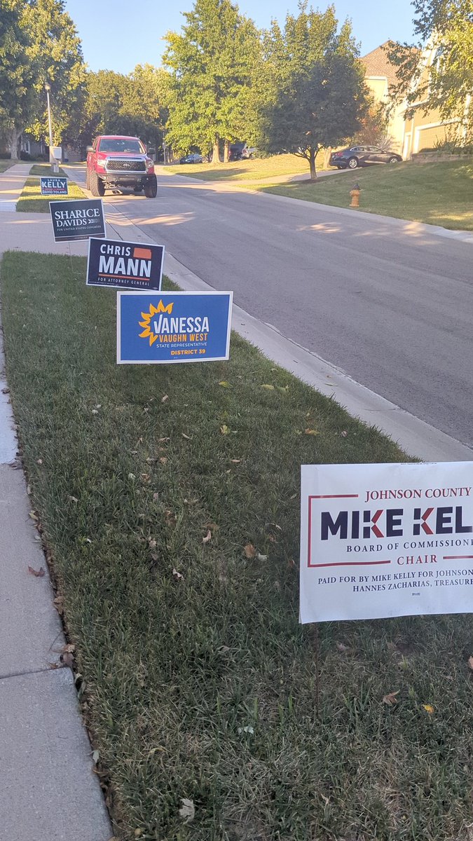 vlvaughn's tweet photo. I came across this lovely row of signs during my evening canvassing. Voters are boldly declaring their support for Democratic leadership up and down the ballot! Kansans are ready for us, and we are ready to serve. @GovLauraKelly @sharicedavids @ChrisMannKS @mikeforjoco https://t.co/ToNx1PAXRt