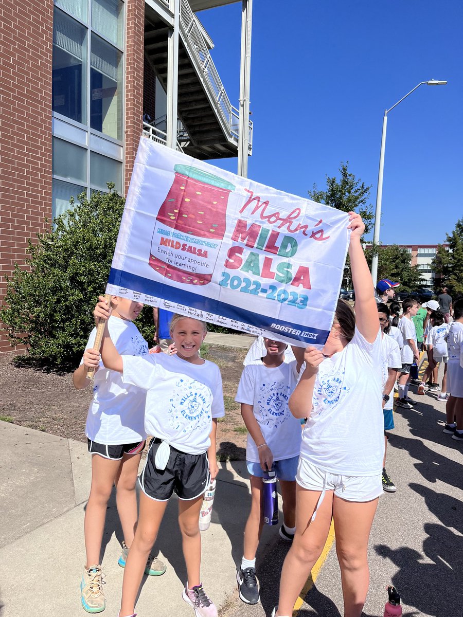 mrmohnsclassmpe's tweet photo. Running laps and raising money for our school! @choosebooster @MillsParkElem @MillsParkElem #itwasreallyhot #boosterout! https://t.co/9pxRGIloZw