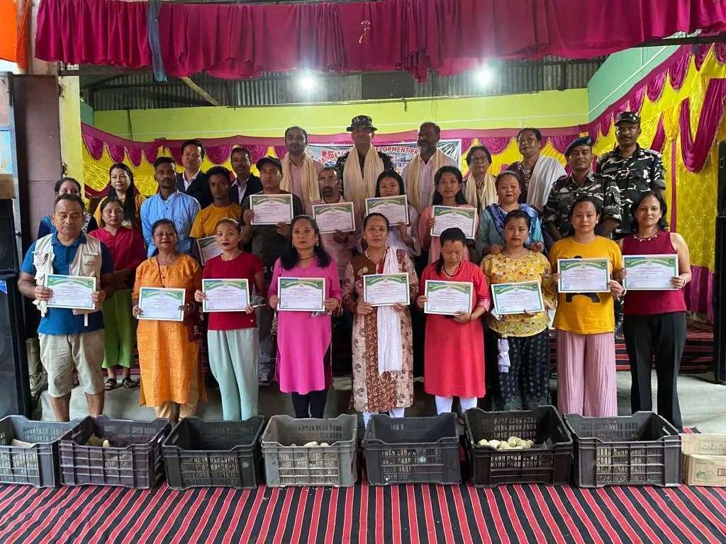 46bnssb_india's tweet photo. Above are the glimpses from successful closing ceremony of 15 days Poultry Farming training programme at Gairibas organised by 46 Bn SSB Malbazar as part of its HRD initiative.
#India@75 #DgSSB #MHA #HRDinitiative #Gairibas #46BnSSB #Malbazar #poultryfarming https://t.co/Na3XNYfuQz