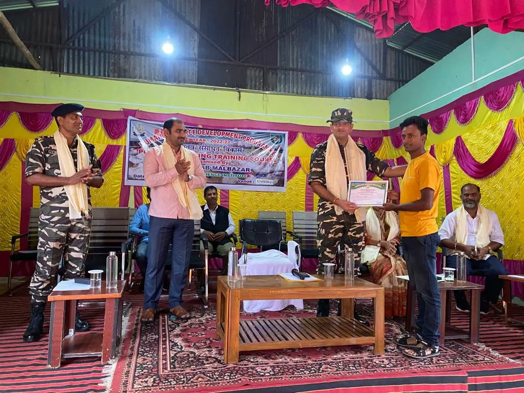 46bnssb_india's tweet photo. Above are the glimpses from successful closing ceremony of 15 days Poultry Farming training programme at Gairibas organised by 46 Bn SSB Malbazar as part of its HRD initiative.
#India@75 #DgSSB #MHA #HRDinitiative #Gairibas #46BnSSB #Malbazar #poultryfarming https://t.co/Na3XNYfuQz