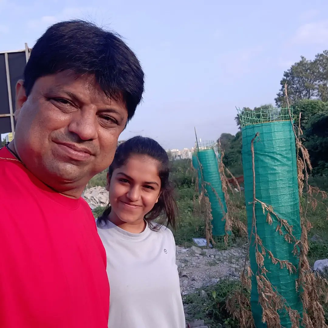 natureloversva1's tweet photo. જ્યારે રવિવારે બધા છોકરાઓ મોડે સુધી  સૂવાની જીદ કરતા હોય ત્યારે દિયા કારિયા  તથા ધ્રુવા બન્ને  sticker લગાવવા શનિવાર તથા રવિવારે  સવારે  6.30 થી 8.30 સુધી પોતાનું યોગદાન આપ્યું.  Nature Lover Vadodara બંને દીકરીઓ નો ખૂબ ખૂબ આભાર માને છે #treeplantation🌱 #natureloversva1#vadodara https://t.co/nc6iHbhfCF
