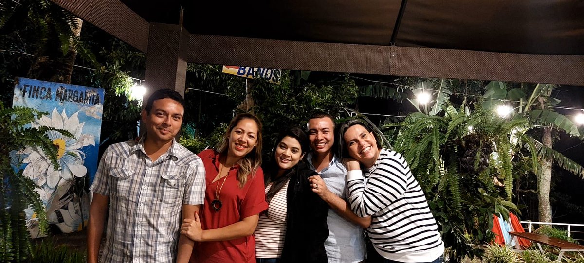 krliteaux's tweet photo. Medio complicado juntarnos, pero dejaríamos de ser "SEÑORAS".
Felices Fiestas Patronales a nuestra muy querida amiga @ElidaCaceresU 💖
#hello40 #cuatrodecadasbienvividas #santaelidasibasi #paloencebado #misschef #MelissaI #activas #pichaycacha #jumketeyede https://t.co/HfRYe0Ge81