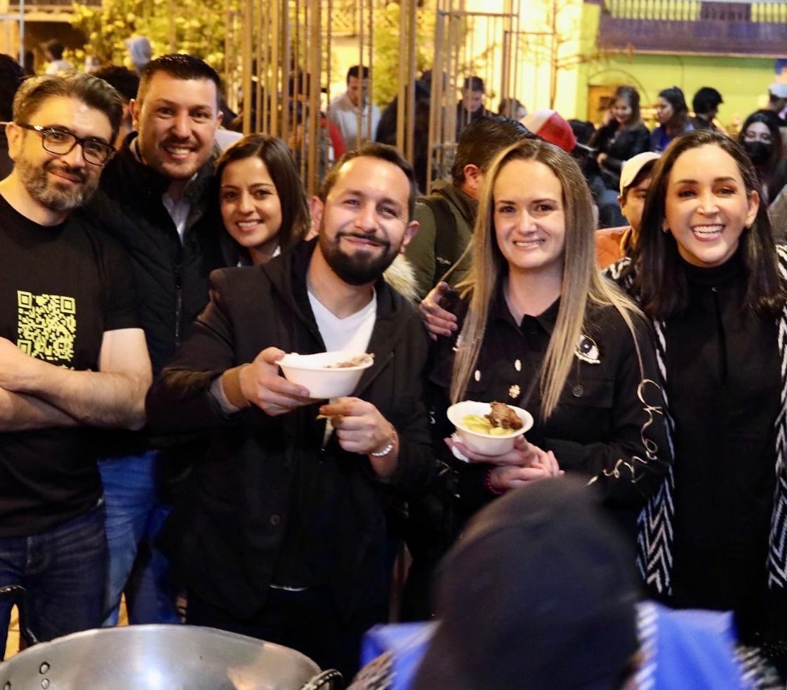 DoraOrdonezC's tweet photo. Mi corazón y mi compromiso esta con cada uno de ustedes 🫶🏼
¡Por más #SalchiFest con harrrto shungo! 🥳
#HagámosloConShungo 🔥😉
#ACDO⚡️ https://t.co/iAREqjHuPD