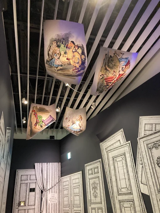 アリス展堪能してきました…!

おああ…とても良かった…

テニエルの挿絵はもちろん、映画・舞台・現代のサブカルに与えた影響まで盛りだくさんでした!
プロジェクションマッピングによる空間インスタレーションが凄かった… 