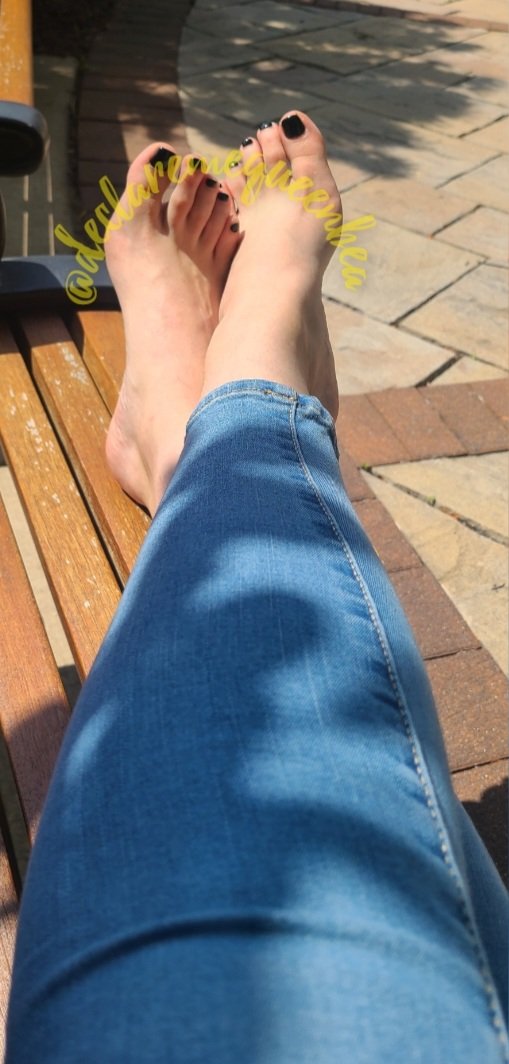 DeclareMeQueenB's tweet photo. #feetpic #feetloverseverywhere #loyalfeet #queenbea #fallfeet #pantydeal #linkinbio #higharch #verified https://t.co/Us6vNeBYN1